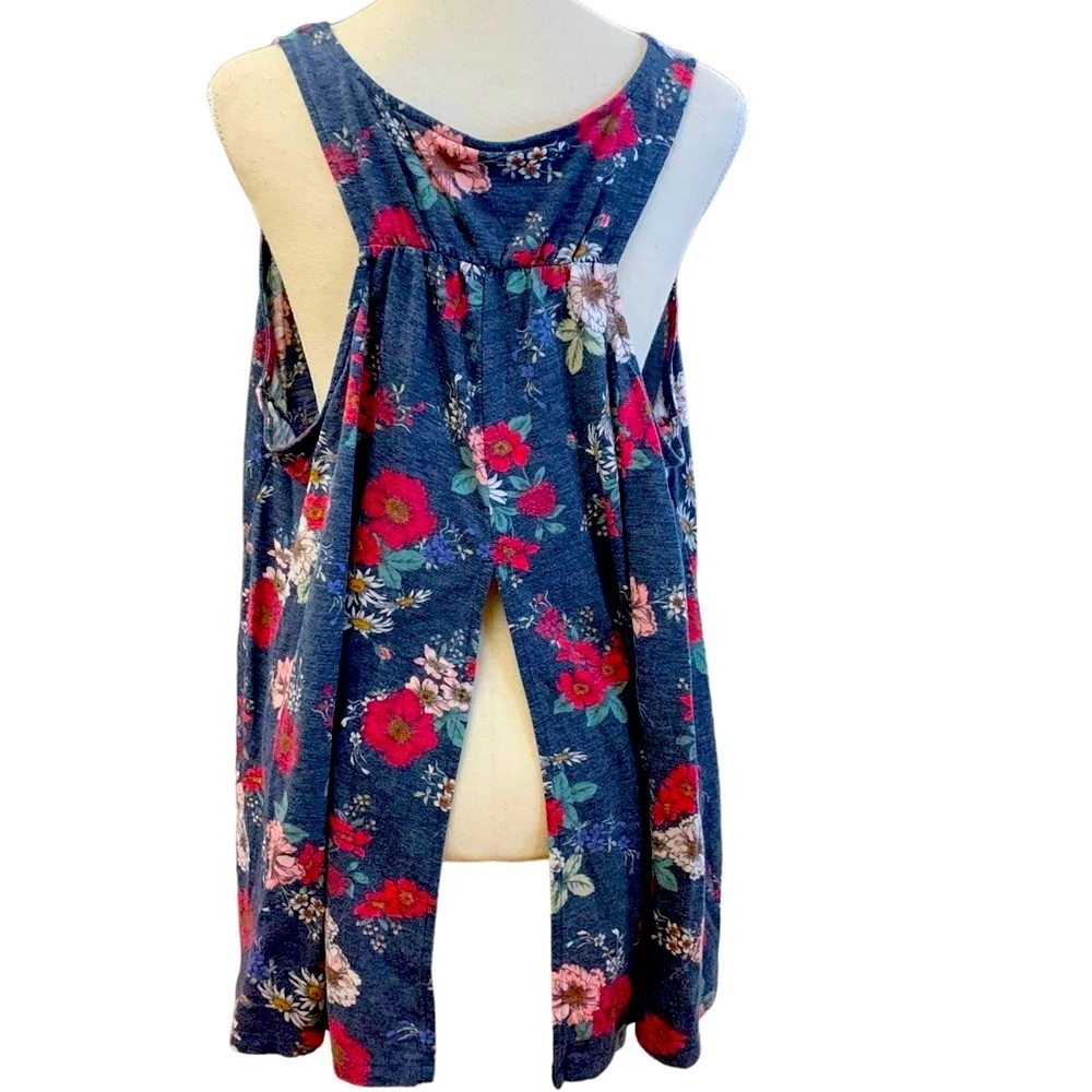 Torrid, Gray Floral Top. Slit up the back - Picture 4 of 4